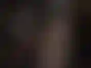 Les jambes croisées sexy de maîtresse vivian dans une paire très spéciale de collants à motifs de jarretelles scintillantes et d'escarpins à bout ouvert de près.