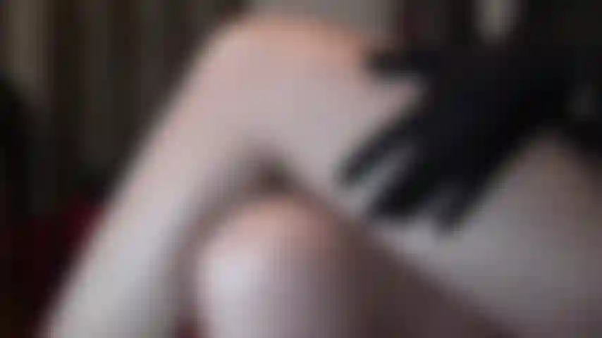 Jambes, jambes, jambes – on ne se lasse pas des jambes de maîtresse vivian. Que ce soit en bas nylon transparent ou complètement nue, rien ne fait vibrer votre bite autant que ces jambes galbées et ce cul incroyable.