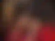 Gants en latex rouge et gros gode ceinture noir. Ma maîtresse sait comment vous taquiner avec des gants en caoutchouc brillants et une grosse bite noire.