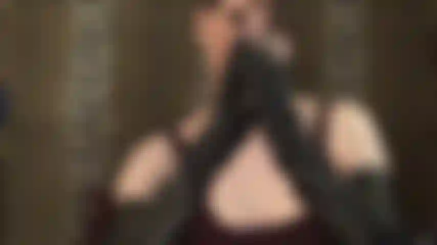 Maîtresse des gants de cuir - à quel point voudriez-vous sentir ces beaux gants en cuir noir doux couvrant votre bouche et touchant votre corps... ?