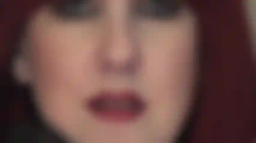 200710-0012- Lèvres rouges brillantes, visage en gros plan.