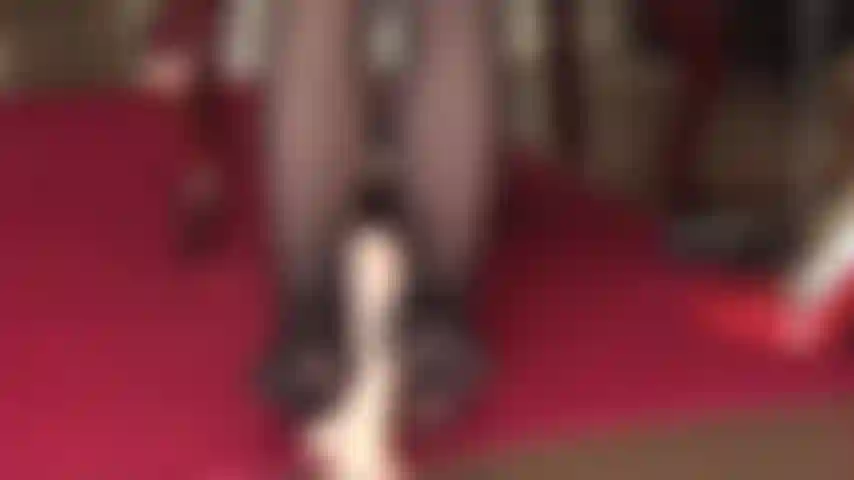 Pieds en collants taquinant un gode non coupé. N'aimeriez-vous pas être la cible de cette merveilleuse branlette avec les pieds en nylon ?