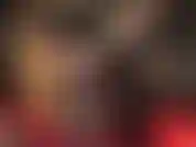 Bas porte-jarretelles scintillants, mini-jupe en latex noir, branlette gantée, adoration du cul.