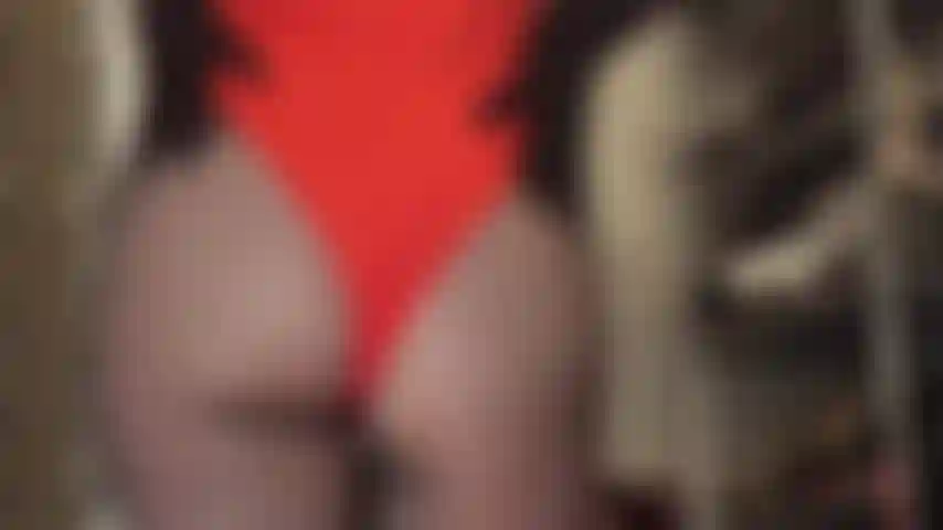 J'adore mes fesses en collants et je nettoie mes bottes brillantes.