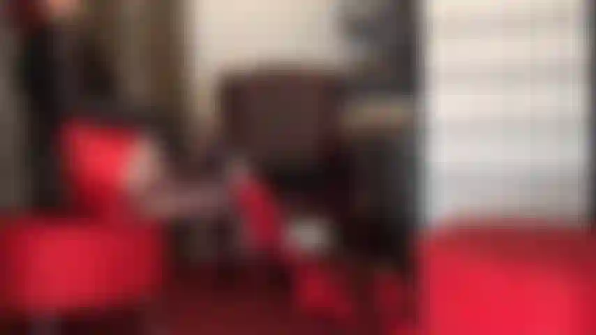 Un short en satin rouge vif et des bottines vernies avec un body en nylon, des gants en cuir et des collants transparents. Mmmm sexy !