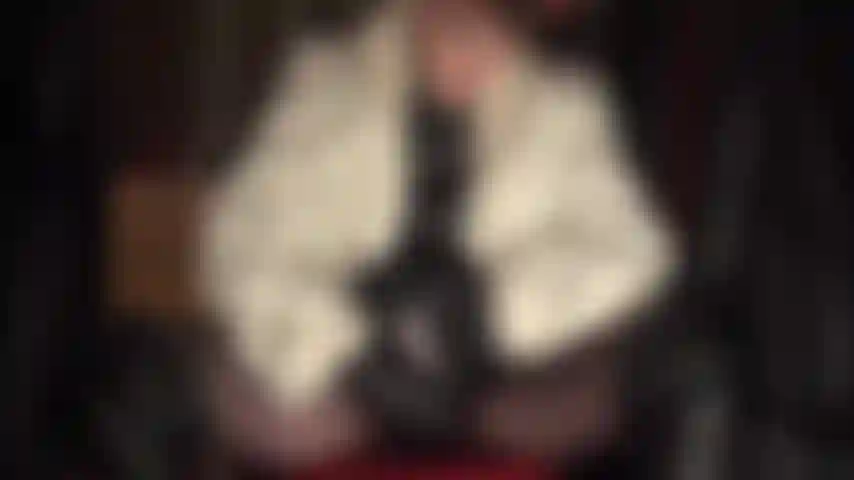 Maîtresse vous excite pour son merveilleux cuir noir et sa fourrure alors qu'elle branle sa grosse bite.