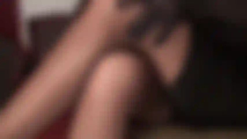 Findom, taquinerie et déni, de près et très personnel - les cuisses en collants de la maîtresse avec une vue entre elles éveillent des désirs au plus profond de vous.