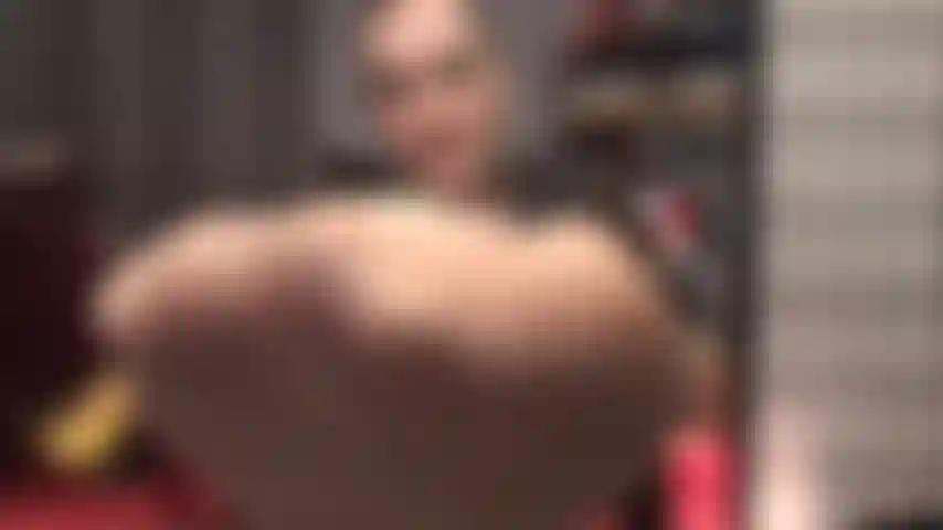 Des orteils en collants, si savoureux - la maîtresse les pointe directement vers votre visage pour un culte intensif.