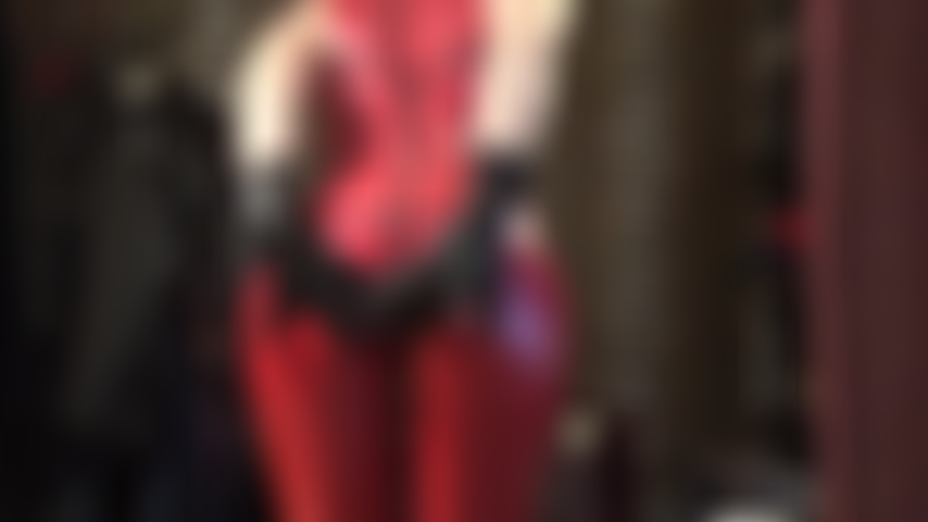 Adoration du cul et branlette avec des gants en latex sur un gode noir - la maîtresse vivian fait briller son cul dans une combinaison en latex, puis traite cette bite à sec avec beaucoup de lubrifiant et de crachat.