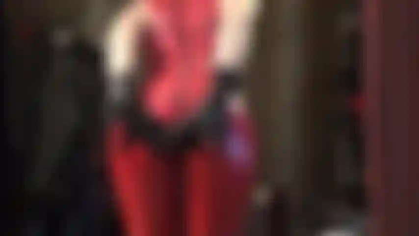 Adoration du cul et branlette avec des gants en latex sur un gode noir - la maîtresse vivian fait briller son cul dans une combinaison en latex, puis traite cette bite à sec avec beaucoup de lubrifiant et de crachat.