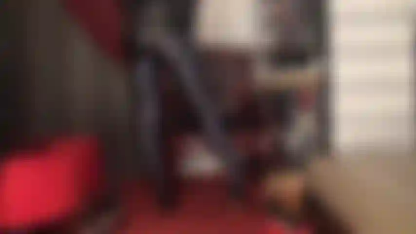 Maîtresse taquine l'amateur de collants dans des collants en spandex gris super brillants et des talons sexy.