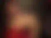 Je porte des collants dorés et brillants. Ma maîtresse exhibe ses incroyables longues jambes en nylon et ses escarpins sexy à talons hauts et bouts ouverts. Ces courbes vont te ruiner et vider ton portefeuille ! Je sens ces boules bien pleines…