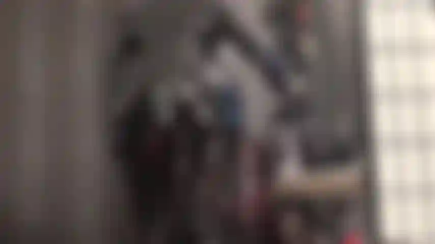 Maîtresse taquine l'amant en pvc dans sa combinaison moulante et brillante tout en branlant sans pitié la bite de votre esclave.