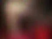 Infirmière en latex blanc – maîtresse vivian, habillée en laitière sexy en latex blanc, talons blancs et collants brillants. J'aime le culte du cul, les taquineries avec des jambes en nylon et une branlette gantée.