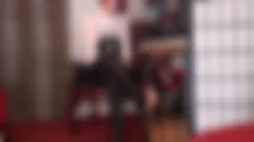 Des gants médicaux en latex sur des gants en cuir - n'aimeriez-vous pas sentir les couches de gants de la maîtresse glisser sur tout votre corps et dans votre cul serré...