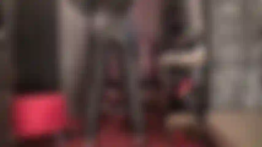 Fétichiste des pantalons en cuir - je me branle pour les courbes parfaites de ma maîtresse dans un pantalon en cuir moulant.