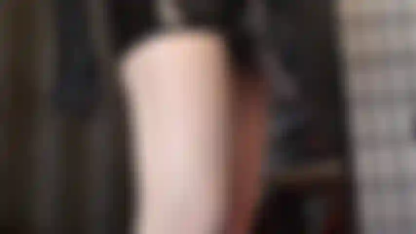 Maîtresse veut remplir ton cul de chienne avec son plus petit gode ceinture, et devra d'abord t'ouvrir avec ses doigts de cuir. Oh oui, tu te fais baiser aujourd'hui.