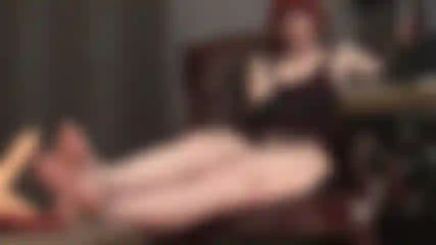 Fétichiste des pieds - orteils nus et ludiques sur ta bite dure et palpitante...