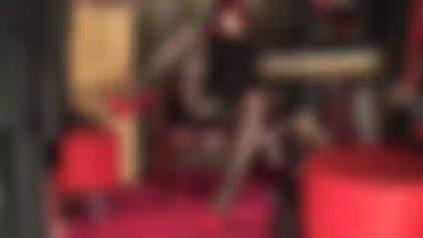 J'adore les jambes et je porte des godes - ma maîtresse sait que ses jambes couvertes de collants vous rendront absolument fou, surtout lorsqu'elles mènent à une grosse bite savoureuse.