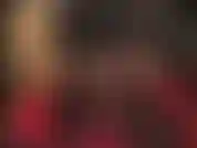 Facesitting et domination strapon - en collants brillants, bas en dentelle superposés et bottes, la maîtresse enfonce son énorme bite blanche au fond de tes trous du cul, pendant que tu adores mon cul.