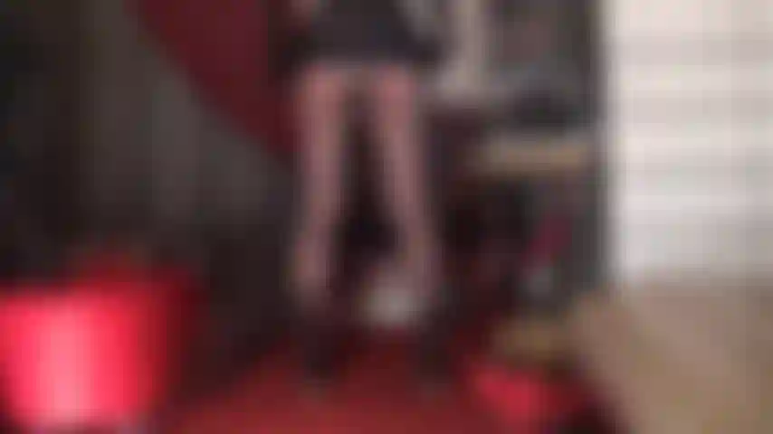 Une luxueuse culotte en satin marron et or à motifs - votre déesse vous a fait craquer pour ces sous-vêtements soyeux, taquins avec des vues sous la jupe.