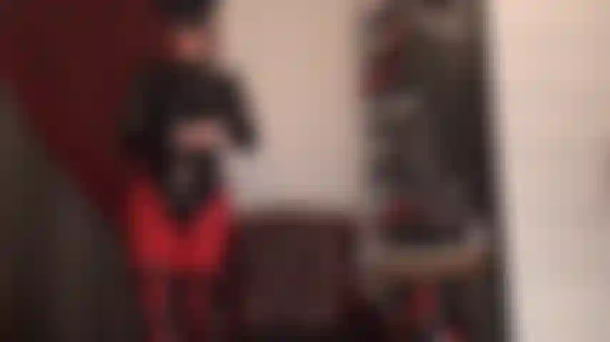 Une maîtresse fétichiste cruelle avec un énorme gode-ceinture noir qui vous donne les coups que vous méritez avec une grosse bite brune trempée de crachat pour votre gorge.