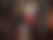 Tenue fétichiste en caoutchouc chaud avec masque médical, bas et large jupe en latex sous laquelle la maîtresse a une grosse bite pour te baiser.