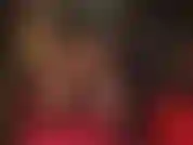 Tu ne te lasses pas de mon cul rond et sexy en latex moulant et de mes longues jambes en bas nylon soyeux. Maîtresse enfile une paire de mules en cuir pour te vider complètement les couilles.