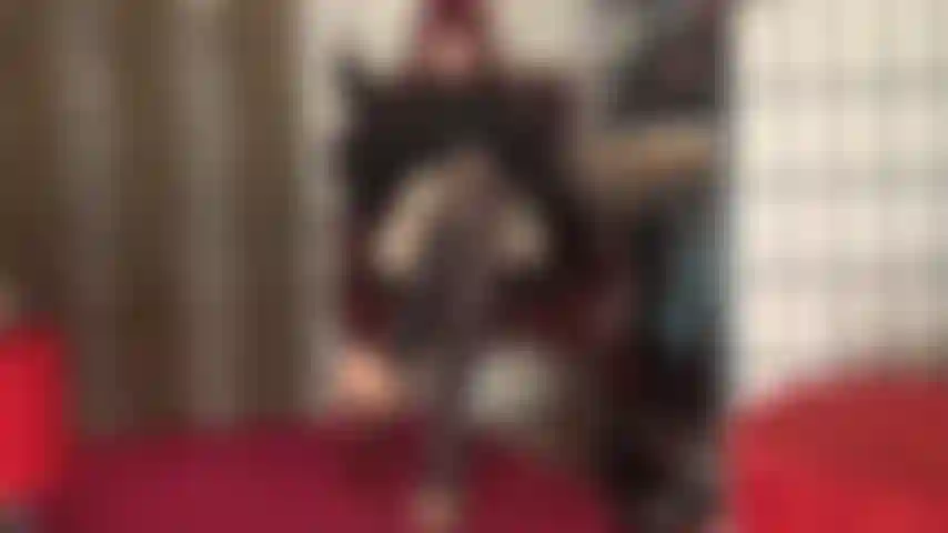 Cravache et adoration des pieds - maîtresse frotte ses pieds puants sur tout ton visage. Oses-tu reculer la tête et tu sentiras mon fouet !