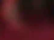 Je taquine mes pieds en collants noirs et talons rouges à lanières. Je profite d'une vue latérale des arches de maîtresse vivian en talons ouverts, ainsi que de jeux de chaussures et de pendants.