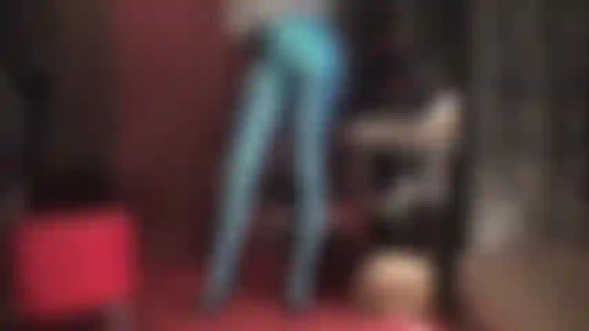 Quelle tenue fétichiste incroyable - regardez ces jambes et ce cul incroyablement puissants et brillants dans un short en satin bleu aqua sur des collants en spandex leohex bleu paon.