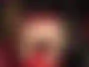 Une adoration du cul en collants sexy - la maîtresse taquine avec son beau cul dans une robe rouge moulante et des collants brillants en dessous.