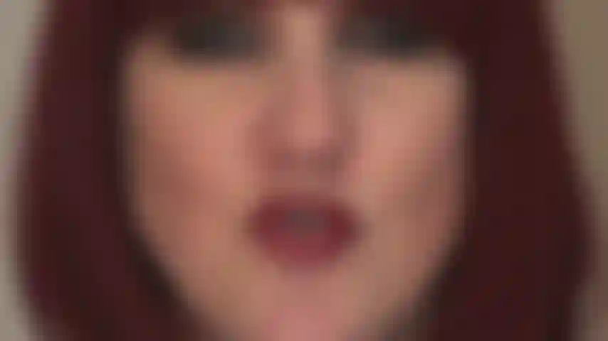 ( Partie 1/2 adoration du visage et de la bite) - la maîtresse vous rend faible et soumis alors qu'elle vide vos couilles et votre portefeuille avec ses yeux perçants, ses lèvres rouges à lèvres brillantes et sa langue sensuelle. La maîtresse caresse une grosse bite noire et tout ce dont vous avez envie, c'est d'avaler cette charge de sperme.