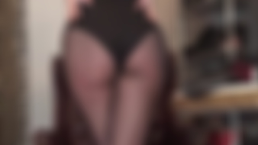 Adorer le cul incroyable de maîtresse vivian en collants résille aura un prix. Tes couilles devront supporter la poigne ferme des mains de maîtresse.