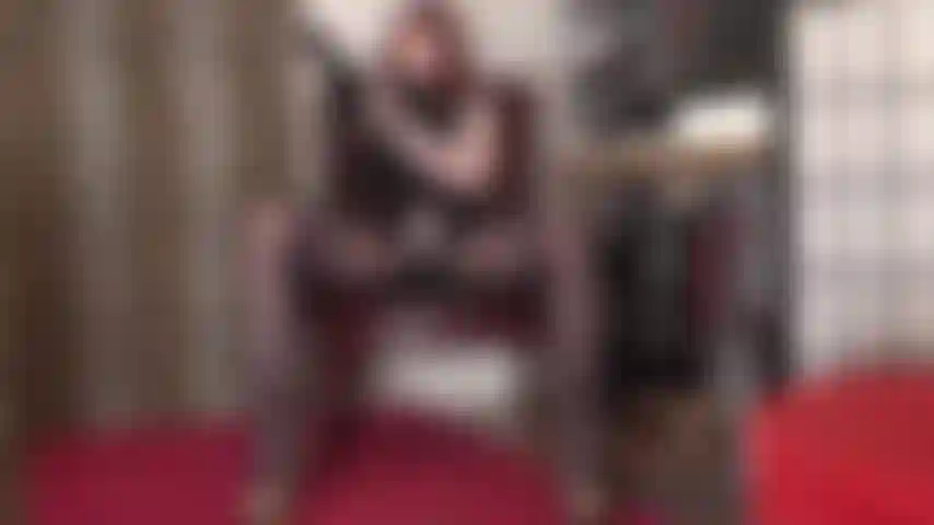 Maîtresse vivian caresse sa grosse bite à sangle avec des bas en nylon soyeux sur ses bras, vous invitant à la caresser avec du nylon sur vos mains également.