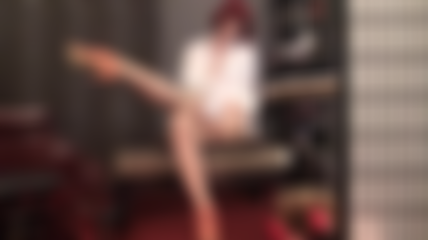 Une jolie culotte gainante corail, des talons à lanières et des collants nude brillants.