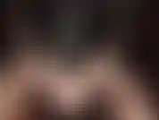 Je suis brutalement attachée, je baise avec un strapon - je me penche pour le gros strapon stryker de ma maîtresse et je bois la salive qui coule de mes lèvres de rouge à lèvres noir.