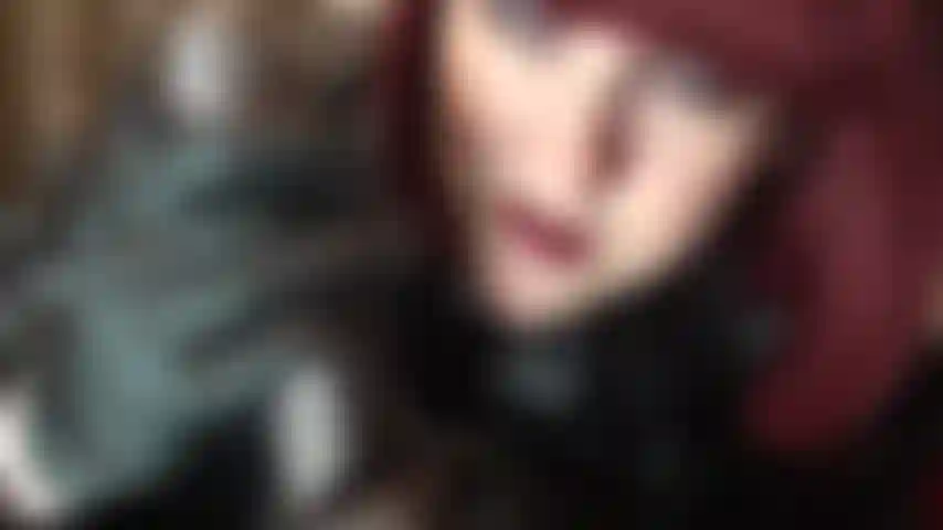 Une déesse du cuir avec une bite noire de 20 cm – elle sait ce dont tu as besoin en ce moment. Tu as envie d'une grosse bite qui te pilonne par derrière, qui t'attrape les hanches, te fait prendre toute la longueur de la tige, lubrifiée d'un soupçon de salive.