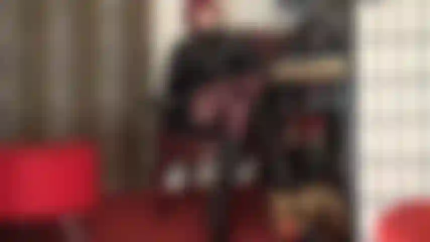 La tenue en pvc est extra brillante, mais tu n'as d'yeux que pour les collants opaques marron foncé de la maîtresse.