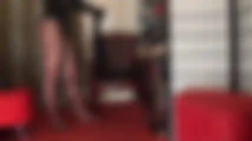 Des jambes irrésistibles dans des collants à imprimé léopard et des talons hauts à plateforme.