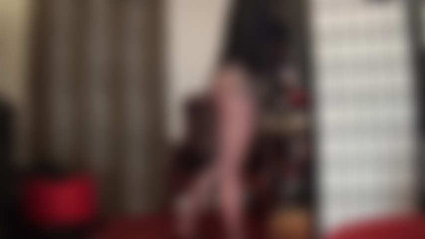 Couches de collants et masque de bas, changement de tenue - regardez la maîtresse changer de tenue, y compris plusieurs paires de collants, bas et masque en nylon avec une robe rouge sexy et des gants.