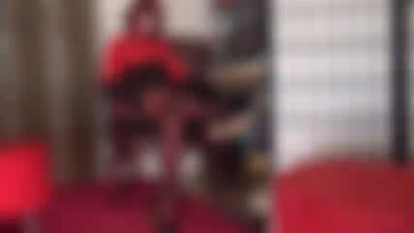 Adoration des jambes en bas rouges, domination du strapon.