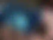 Robe moulante en latex bleu.