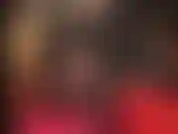 Je profite de cette pose sexy en nylon noir transparent, avec une jupe en cuir ultra courte, une veste, des gants et des escarpins. J'adore le cul, je suis assise sur mon visage en collants.