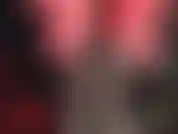 Gants de cuir rouge et fétichisme sensuel du crachat. Sentez et goûtez le crachat de votre maîtresse dans ses magnifiques mains recouvertes de cuir rouge. Une véritable séance de fétichisme.