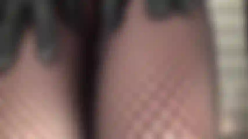 Résille, body en pvc et collants super brillants superposés. Waouh, tellement brillant !