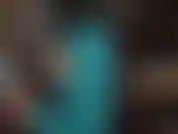 Un pantalon en satin bleu et des talons compensés extrêmement hauts - la maîtresse branle les 10 pouces de long talon chromé avec des gants noirs brillants et vous laisse adorer son cul sexy dans ce jean brillant.