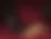 Je piétine un gode doux et spongieux avec des bottes noires vernies.