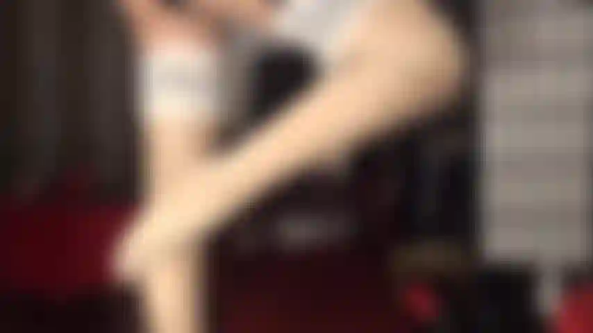 Les couches de nylon brillantes rendent la poule mouillée excitée par la bite - regardez la maîtresse ajouter des bas brillants supplémentaires, des collants et une bite noire pour vous faire plaisir.