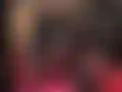 Une pute qui aime le pvc et qui aime les bites - la maîtresse porte sa combinaison en vinyle noir brillant et ses bottes, caressant sa bite pour ta bouche affamée de sperme.